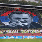 DELIJE RAZVILE ŠETALICU SA LIKOM RATKA MLADIĆA: Minut ćutanja, pa skandiranje na Marakani!