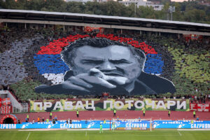 DELIJE RAZVILE ŠETALICU SA LIKOM RATKA MLADIĆA: Minut ćutanja, pa skandiranje na Marakani!