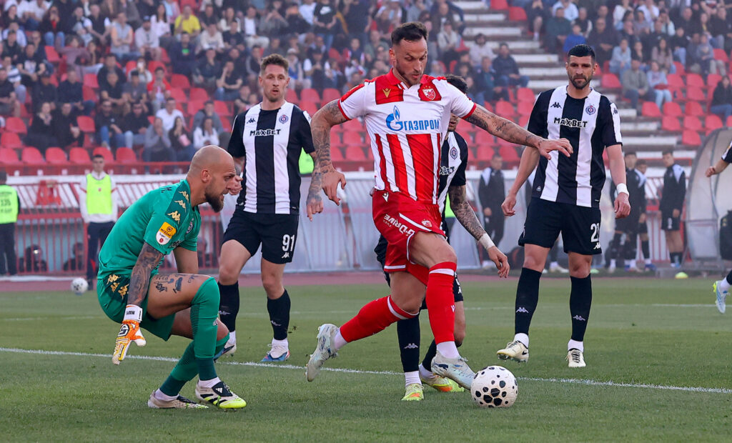 VEČITI DERBI U DVE POTPUNO RAZLIČITE ATMOSFERE: Zvezda „mora“ da pobedi, Partizan na Marakani nema šta da izgubi!