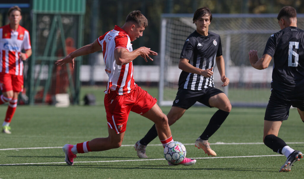 BEZ POBEDNIKA U OMLADINSKOM VEČITOM DERBIJU: Partizan poveo pred odmor, Zvezdin Kinez uzvratio odmah po povratku!