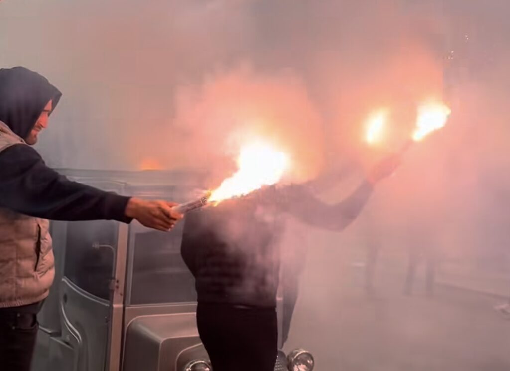 POTRESAN OPROŠTAJ OD VLADIMIRA VULETIĆA, OGLASILA SE I KIJA KOCKAR: Šal Partizana i ruža na vratima Pravnog fakulteta! (FOTO)
