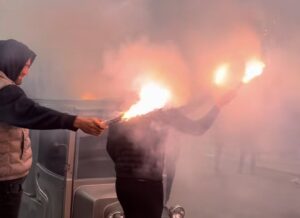 POTRESAN OPROŠTAJ OD VLADIMIRA VULETIĆA, OGLASILA SE I KIJA KOCKAR: Šal Partizana i ruža na vratima Pravnog fakulteta! (FOTO)