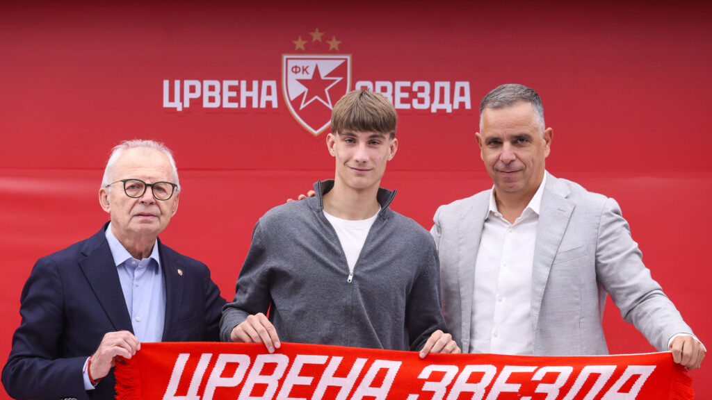 ZVEZDA ZAVRŠILA VELIKI POSAO: Talentovani defanzivac potpisao ugovor do 2029. godine, već je debitovao među seniorima!