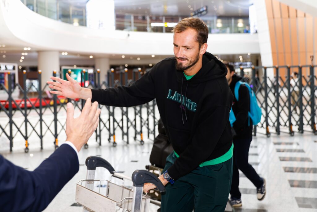 NI U SNU NE SME DA SE ZAMERI KINEZIMA, TRŽIŠTE JE IMPERATIV: Medvedev hitno otišao kod navijača koga je pogodio u glavu!