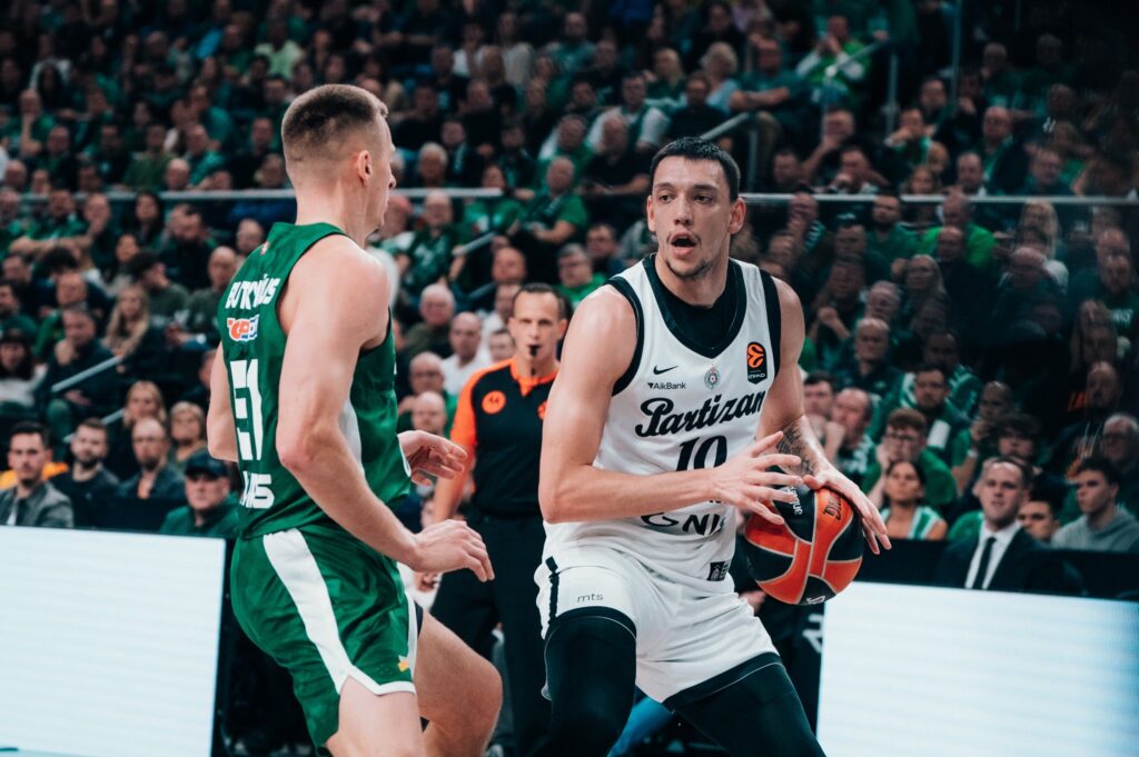 (POLUVREME) PARTIZAN DRŽI PRIKLJUČAK: Žalgiris vodi, ali crno-beli im dišu za vratom!