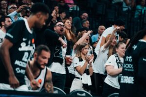 (TVITOVI) GROBARI SLOŽNI: Kriminalno suđenje u Vilerbanu!
