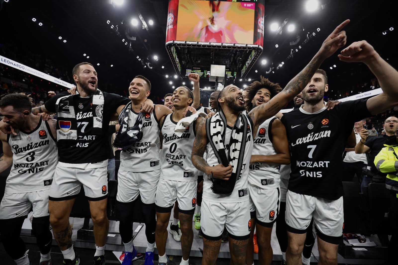 Karlik Džons, Partizan Karlik Džons, Partizan