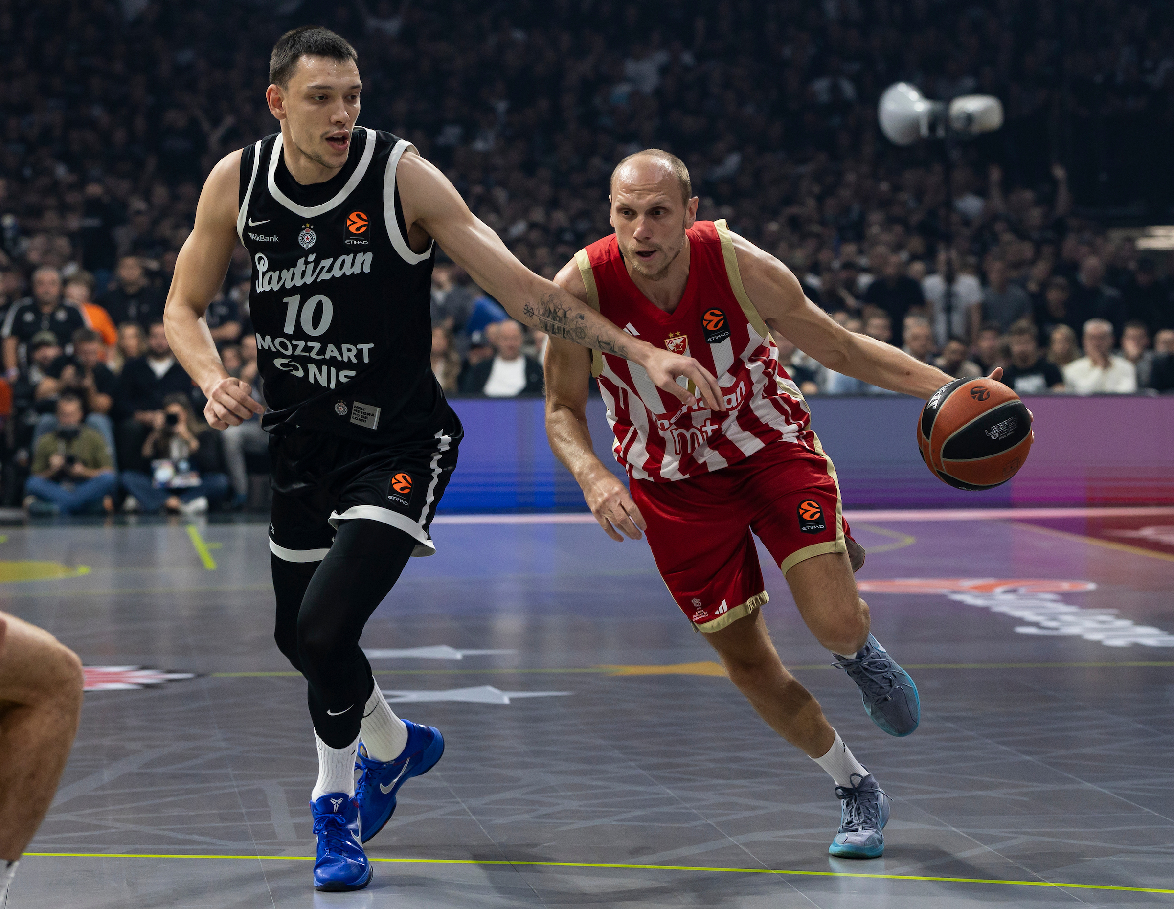 ZVEZDA POBEGLA PARTIZANU, CRNO-BELI PROKOCKALI VELIKU ŠANSU: Evo gde se večiti nalaze na tabeli Evrolige posle osmog kola!