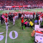 (UZNEMIRIJUĆI SNIMAK) CEO STADION JE MISLIO DA JE FUDBALER NASTRADAO: Najjezivija povreda u NFL-u, čitava Amerika zanemela na trenutak!