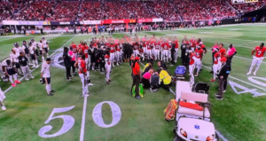 (UZNEMIRIJUĆI SNIMAK) CEO STADION JE MISLIO DA JE FUDBALER NASTRADAO: Najjezivija povreda u NFL-u, čitava Amerika zanemela na trenutak!