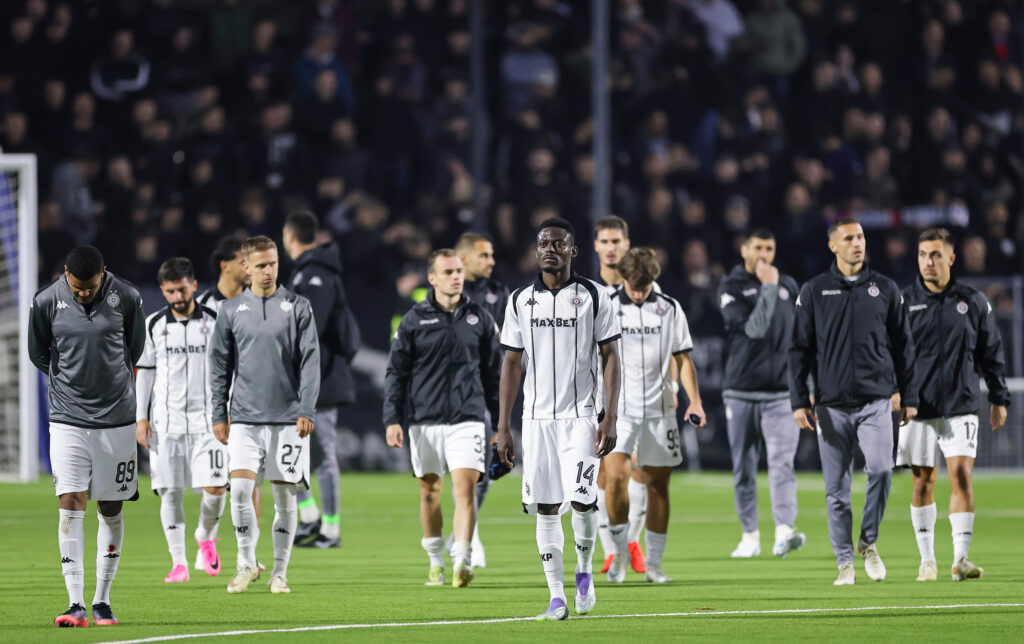 „PARTIZANE, ŠUTNI BAR NA GOL“: Nezadovljni Grobari ispratili svoje ljubimce prozivkama sa tribina!