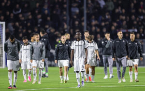 „PARTIZANE, ŠUTNI BAR NA GOL“: Nezadovljni Grobari ispratili svoje ljubimce prozivkama sa tribina!