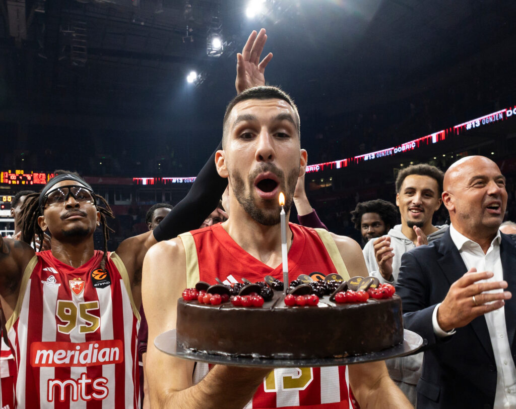 ZVEZDA NA TREĆEM MESTU EVROLIGE, PARTIZAN SVE DALJE OD VRHA: Pogled na tabelu otkriva neverovatnu gužvu, čak sedam klubova ima isti skor!