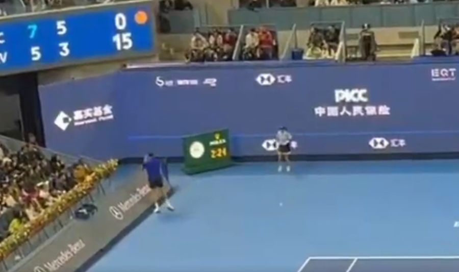 POJAVIO SE NOVI SNIMAK: Evo kako je Medvedev pogodio navijača i zbog čega je diskvalifikovan!